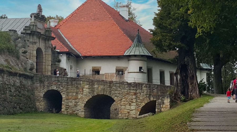 zamek księcia Lubomirskiego na Ziemi Bocheńskiej podczas pobytu w tanim apartamencie w Małopolsce