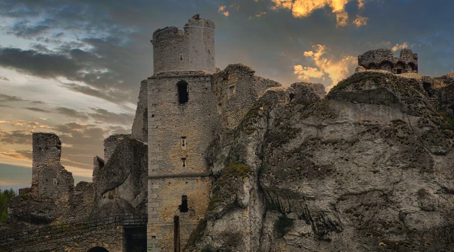 ruiny zamku Ogrodzieniec uwiecznione podczas krótkiej wycieczki na długi weekend majowy