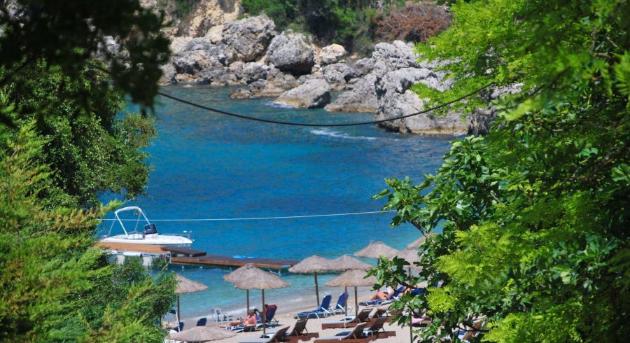 zejście na śliczną plażę w Paleokastritsi w regionie z najładniejszymi zatoczkami na Korfu