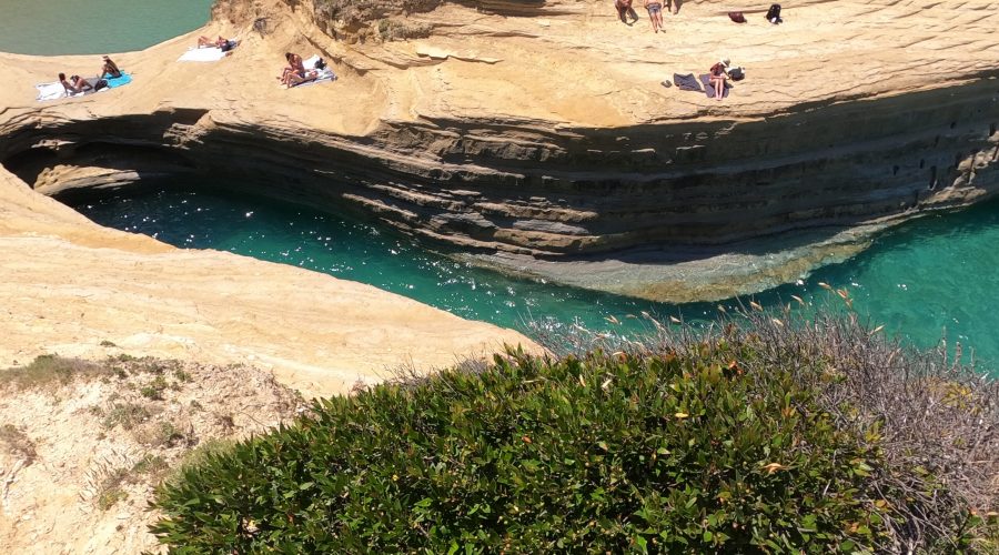 małe wcinające się w nadmorskie klify zatoczki w Sidari na północy Corfu