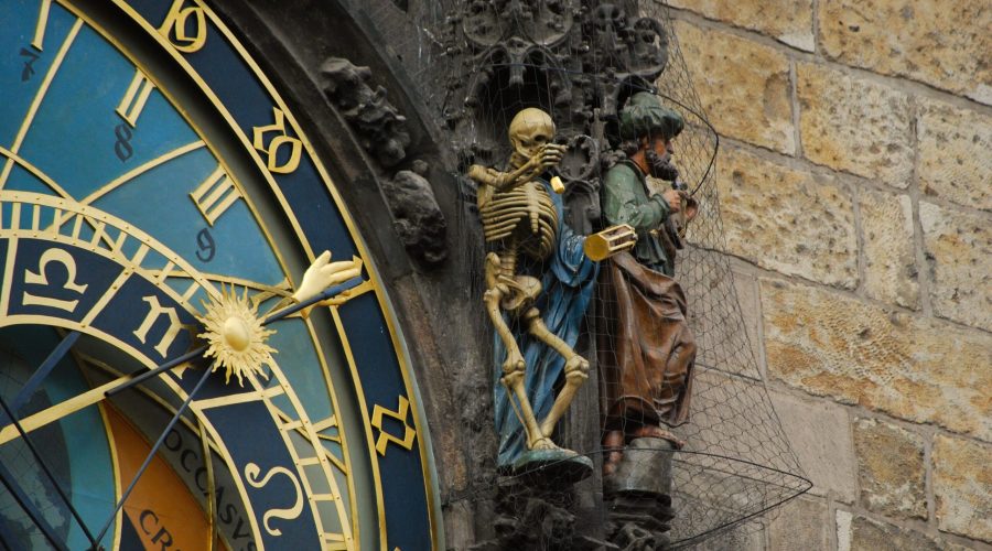 stary średniowieczny zegar astronomiczny na Ratuszu Staromiejskim w Pradze