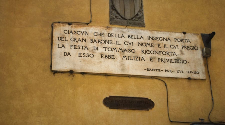 wczasy w krainie jaką jest Toskania to także kontakt bezpośredni ze śladami bogatej historii Włoch jak ta tablica