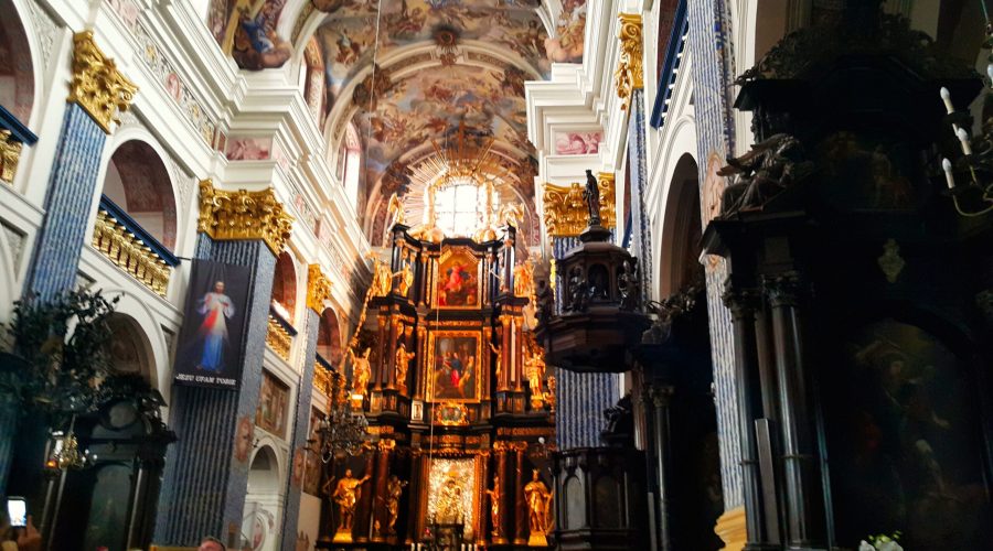 atrakcje na Mazurach to między innymi zabytki sztuki sakralnej jak widoczny klasztor w Świętej Lipce